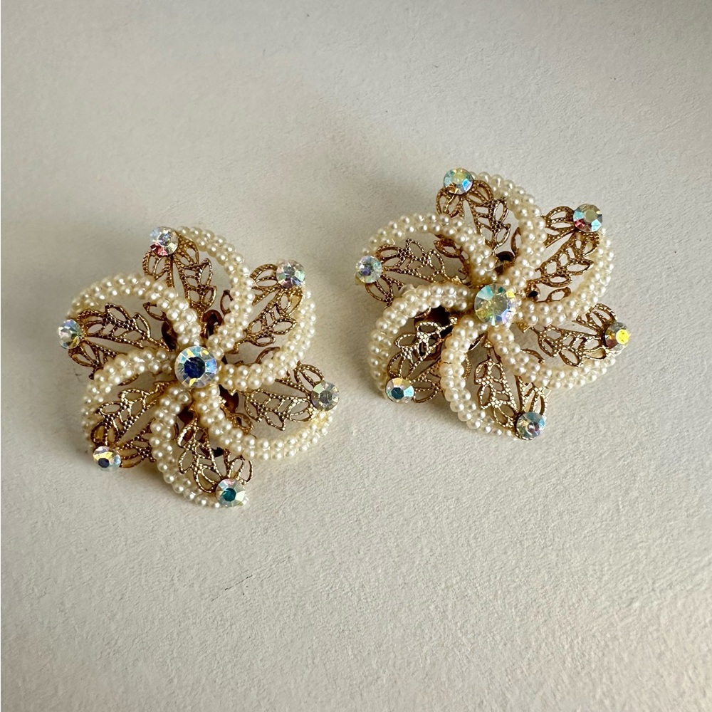 80s Vintage Pinwheel Clip On Earrings Beautiful Pearl Rhinestone Flower Detail
